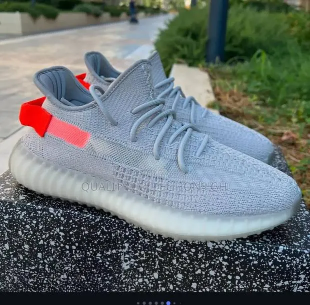Adidas Yeezy Boost 350 V2 Tail Light · Photo 1