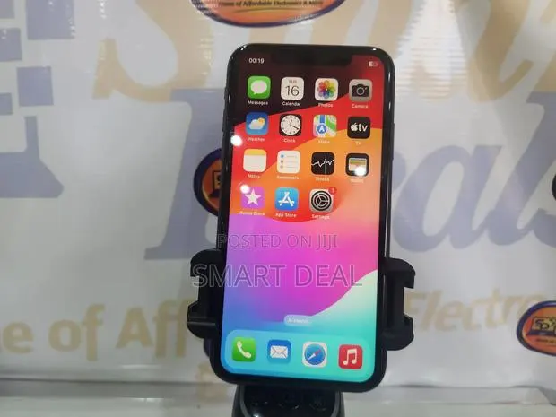 Apple iPhone 11 64 GB Black · Photo 1