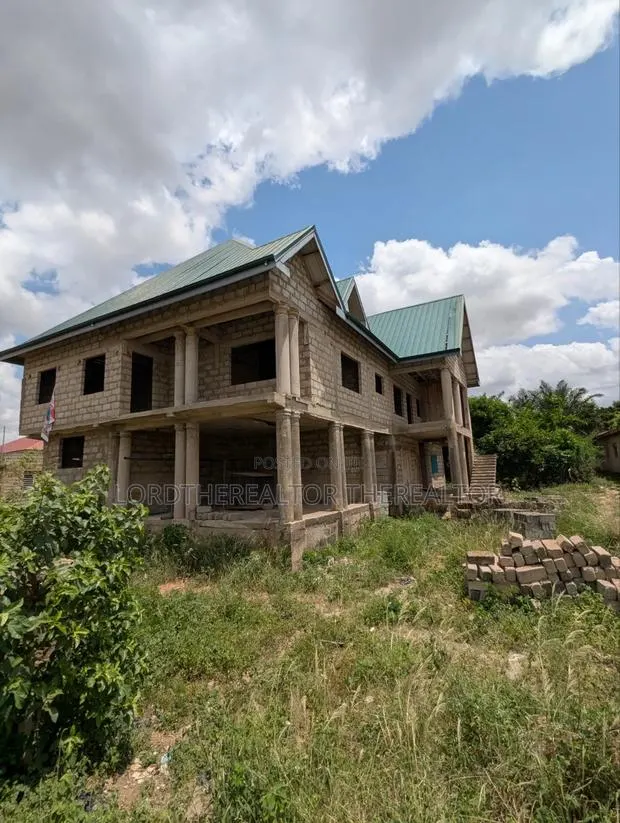 4bdrm Apartment in Pokuase for sale