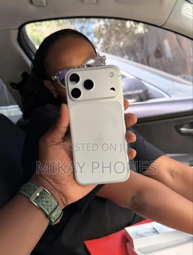 Apple iPhone 17 Pro Max 256 GB White · Photo 1