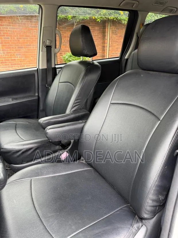 Toyota Voxy 2013 White · Photo 4