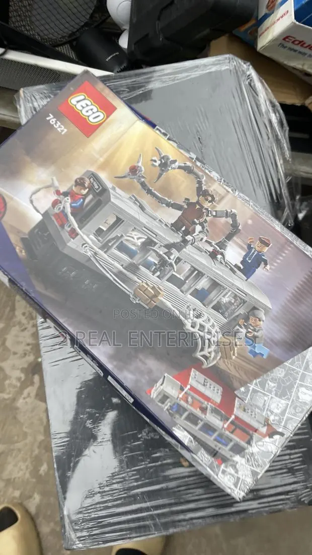 LEGO Marvel Spider-Man vs. Doc Ock Subway Train Scene (Set 76321). · Photo 3