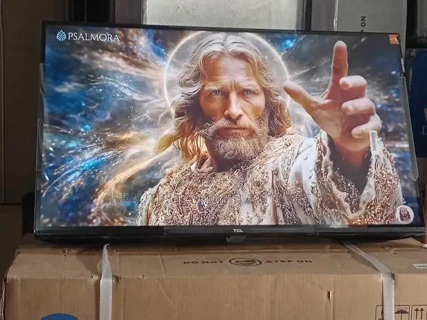 TCL 32” Digital Led Television for Everyday Comfort · Photo 1