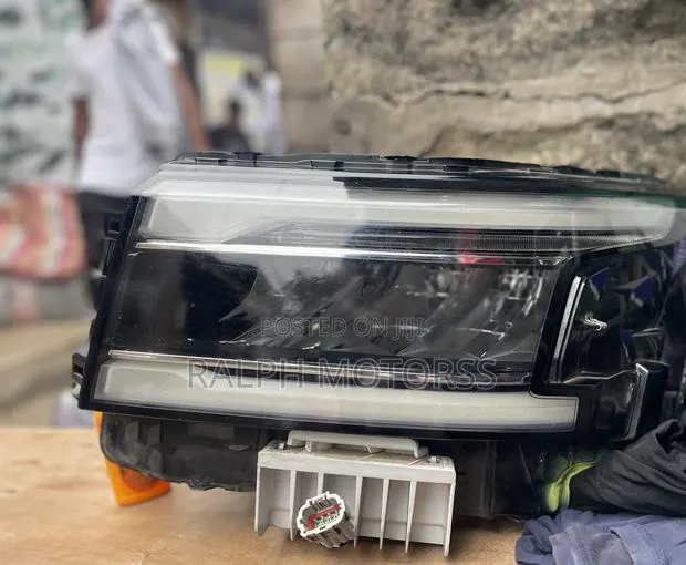 Nissan Frontier 2022-2025 Headlight · Photo 1