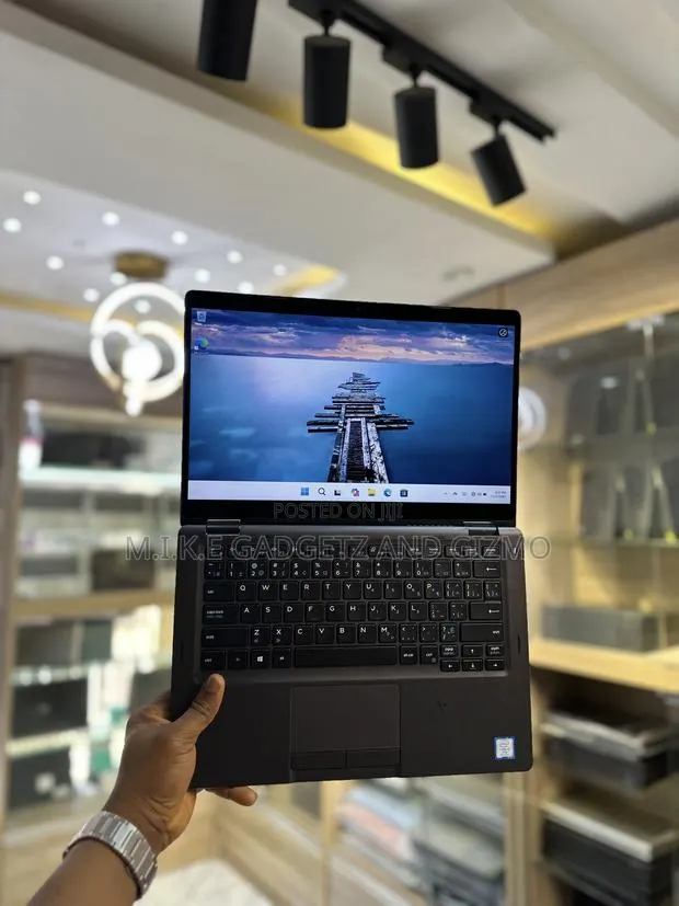 Laptop Dell Latitude 5300 2-in-1 8GB Intel Core i7 SSD 256GB · Photo 1