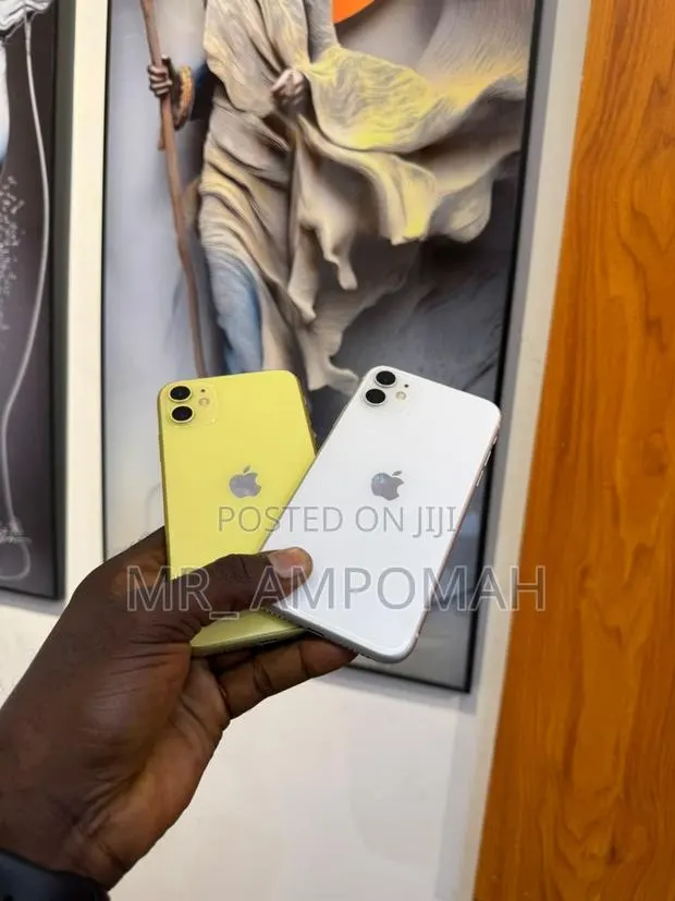 New Apple iPhone 11 64 GB Yellow · Photo 1