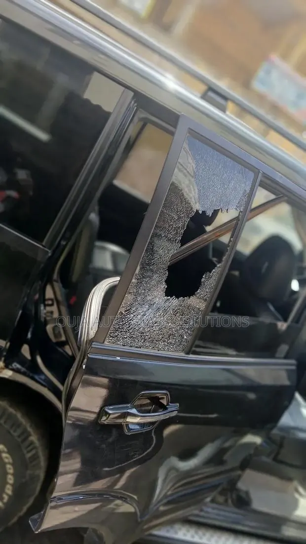 Mitsubishi Pajero Quarter Glass Available · Photo 1