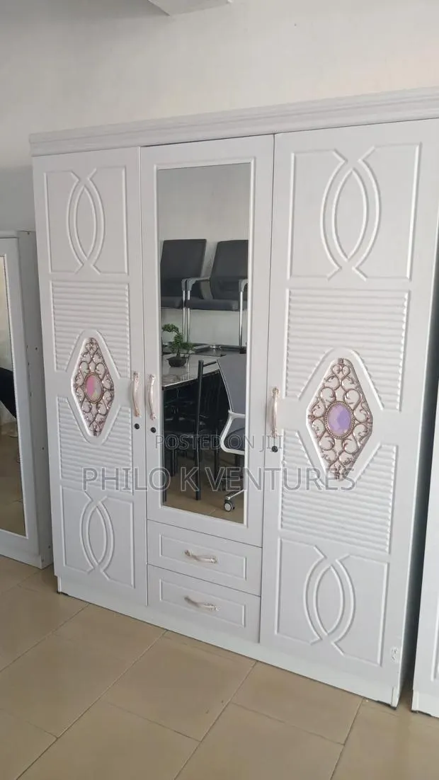 3 Doors Wardrobe · Photo 1