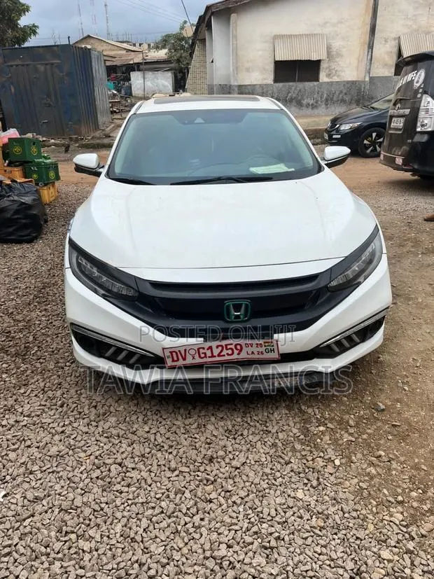 Honda Civic EX 4dr Hatchback (1.5L 4cyl) 2017 White · Photo 1