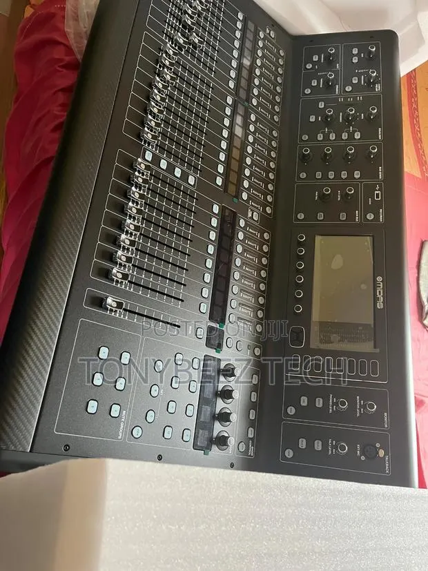 M32 Digital Mixer · Photo 1