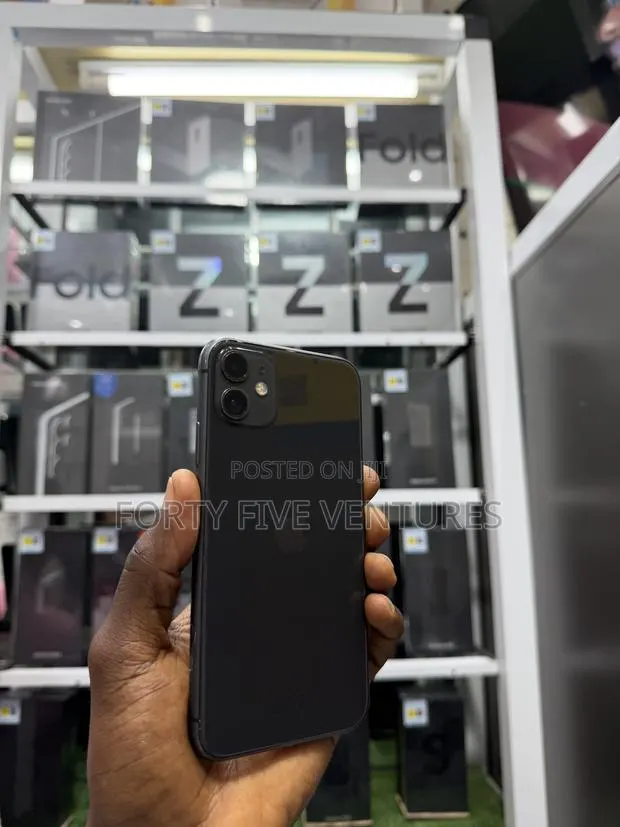Apple iPhone 11 64 GB Black · Photo 1