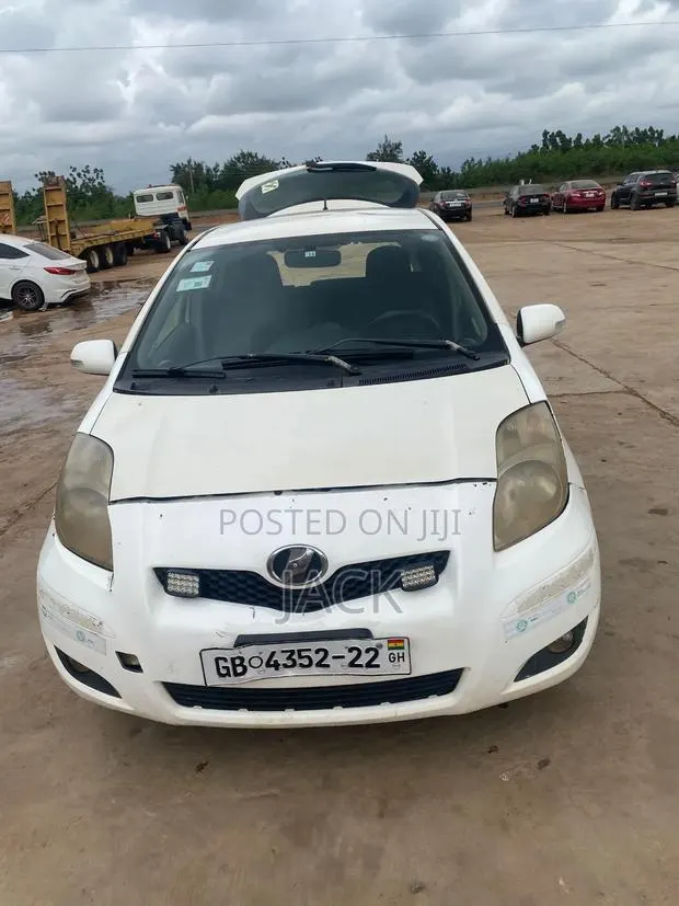 Toyota Yaris 1.3 VVT-i 2008 White · Photo 1