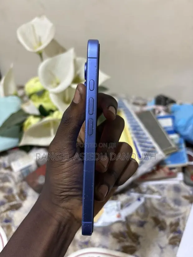 Apple iPhone 16 128 GB Blue · Photo 1