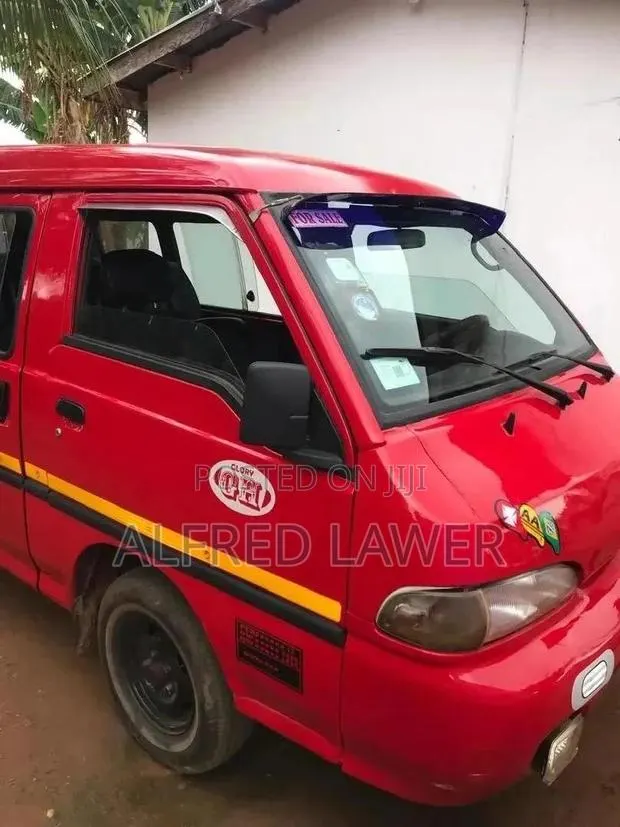 Hyundai H1 2002 Red · Photo 1