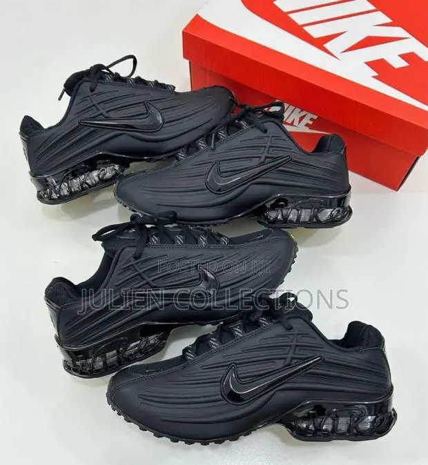 Nike Air Trainers Black and White · Photo 1