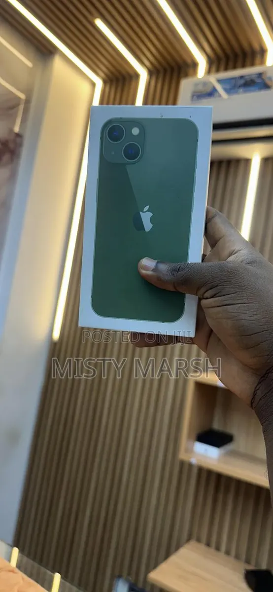 New Apple iPhone 13 128 GB Green · Photo 1