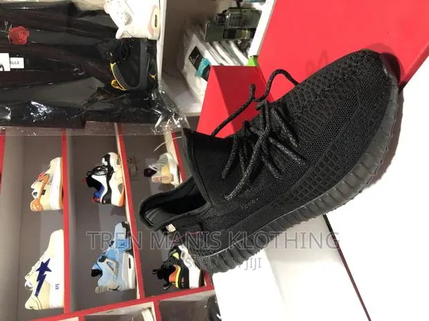 Yeezy Bost 350 Black · Photo 1