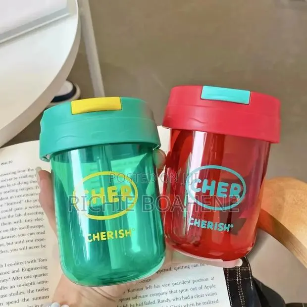 Toddlers Water Bottle With Straw · Photo 1