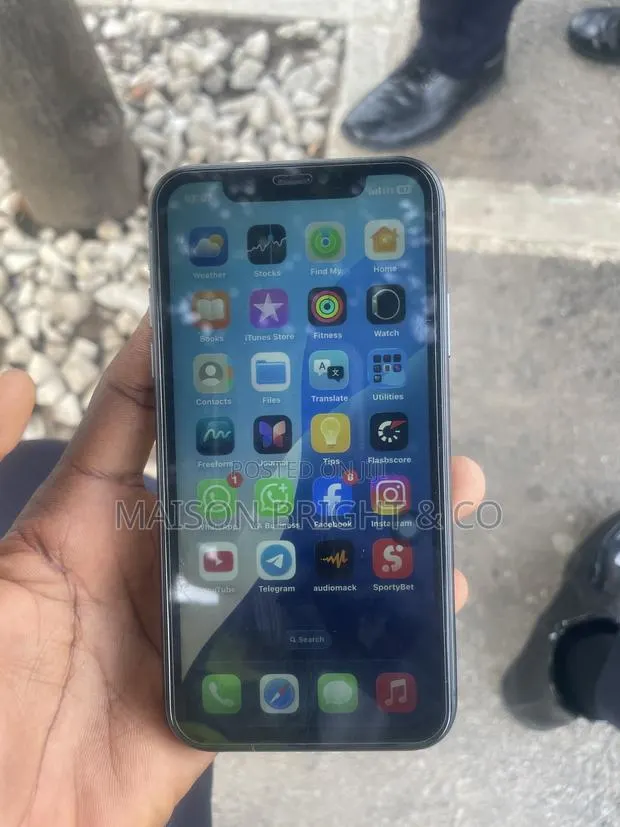 Apple iPhone 11 128 GB Black · Photo 1