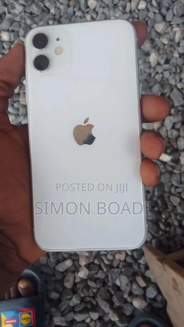 Apple iPhone 11 64 GB White · Photo 1