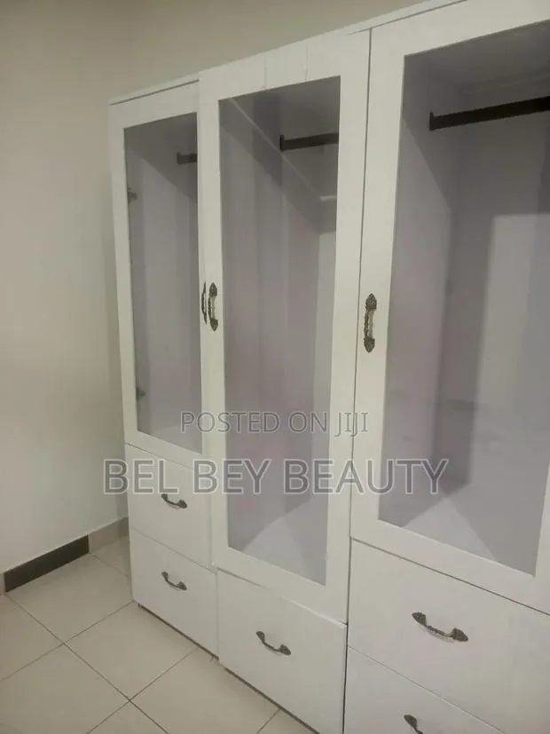 Wardrobe for Pick Up in Adenta · Photo 1