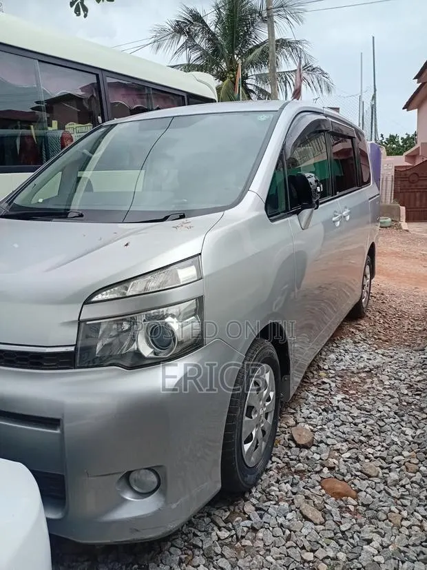 Toyota Voxy 2012 Silver · Photo 1