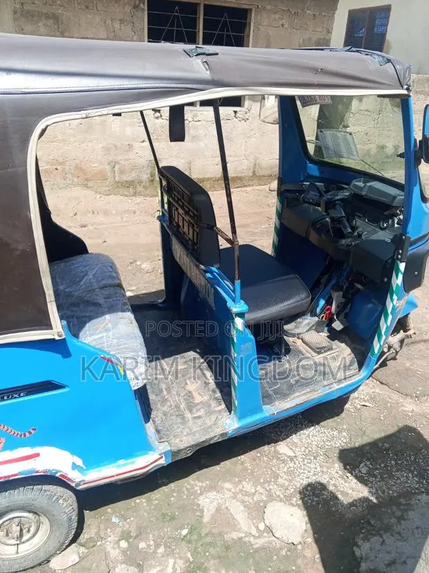TVS 2025 Blue · Photo 1