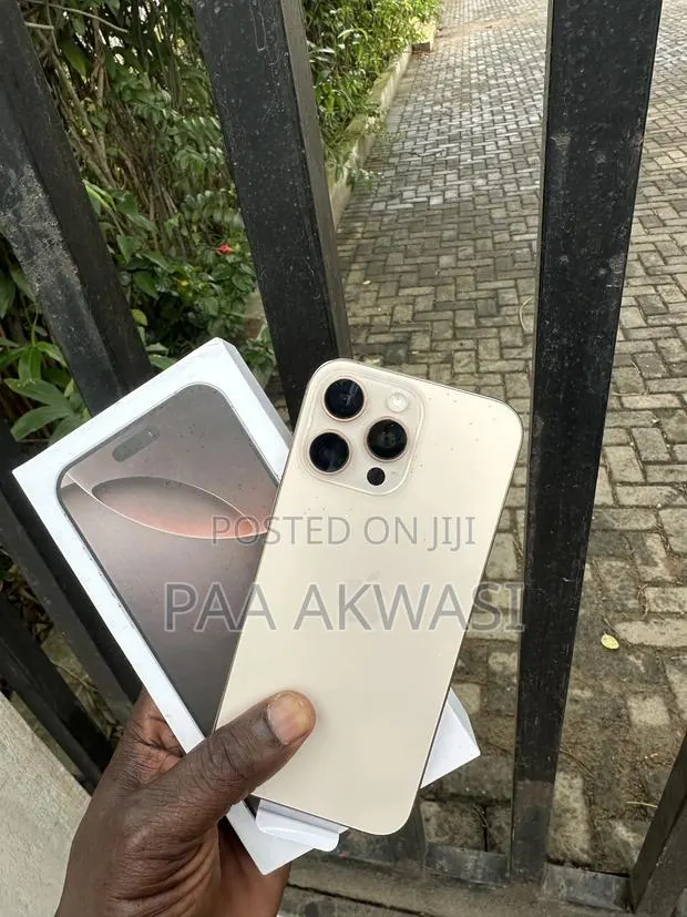 Apple iPhone 16 Pro Max 256 GB Gold · Photo 1