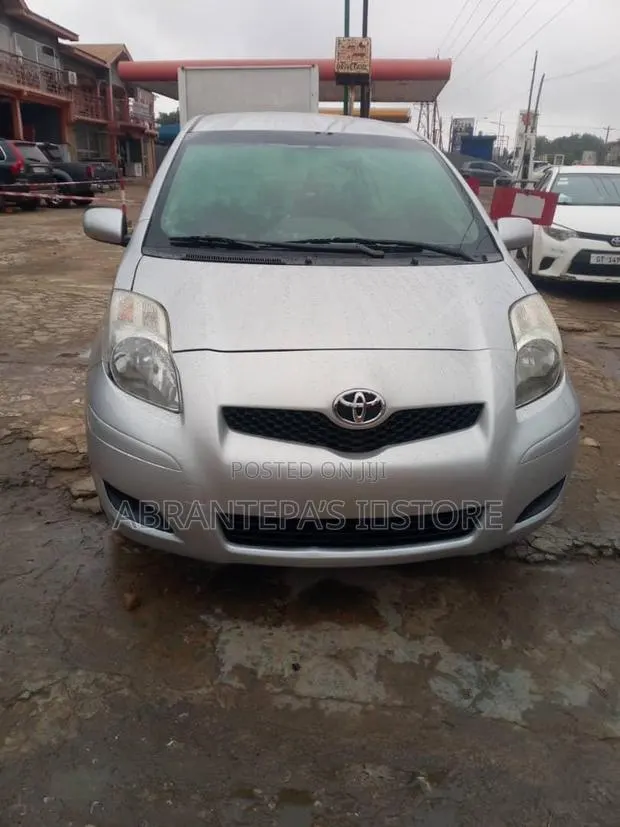 Toyota Yaris 2010 Gray · Photo 1