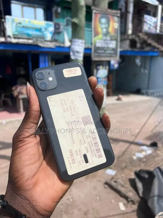 Apple iPhone 11 64 GB Black · Photo 1