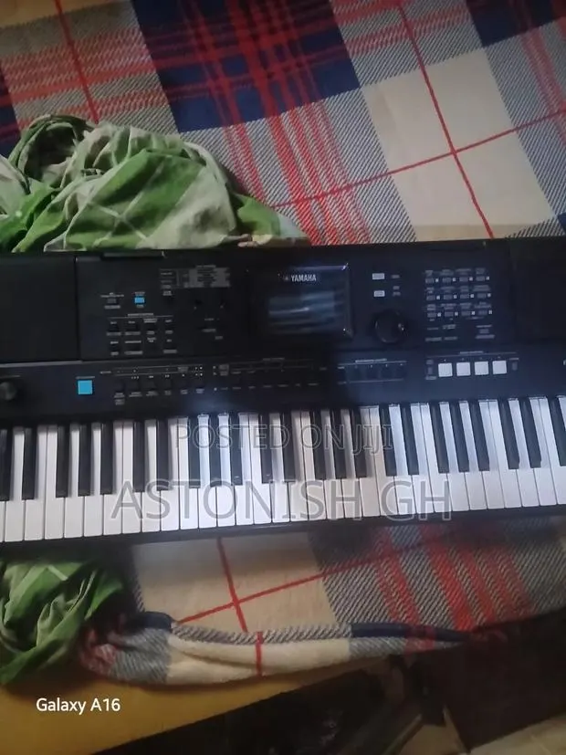 PSR E473 Keyboard · Photo 4