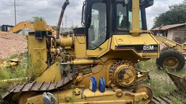 Caterpillar (CAT) D5M XL Crawler Dozer · Photo 1