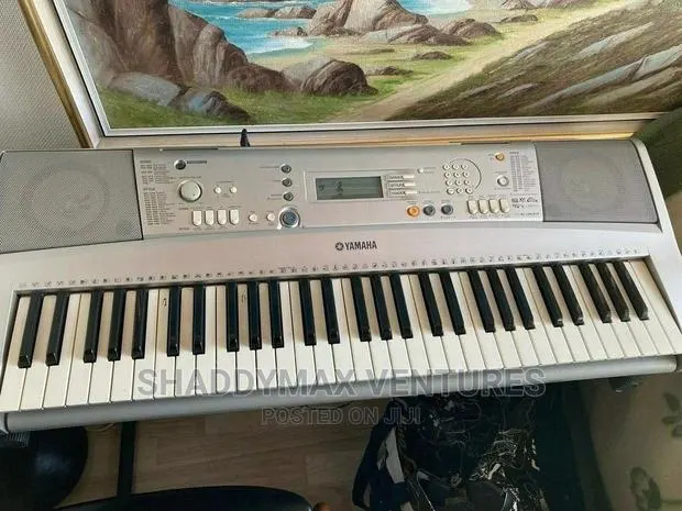 Yamaha Psr E303 Keyboard · Photo 1