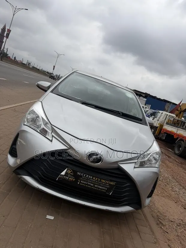 Toyota Vitz 1.3 AWD 5dr 2017 Silver · Photo 1