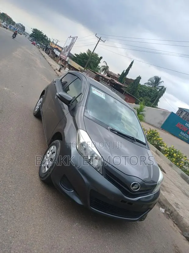 Toyota Vitz 1.3 AWD 5dr 2013 Gray · Photo 1