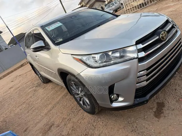Toyota Highlander XLE 2019 Gray · Photo 1