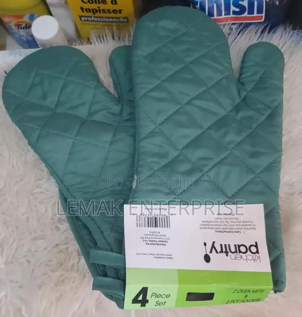 Kitchen Pantry Set 2 Quilted Oven Mitts and 2 Square Pot Holders · Photo 1