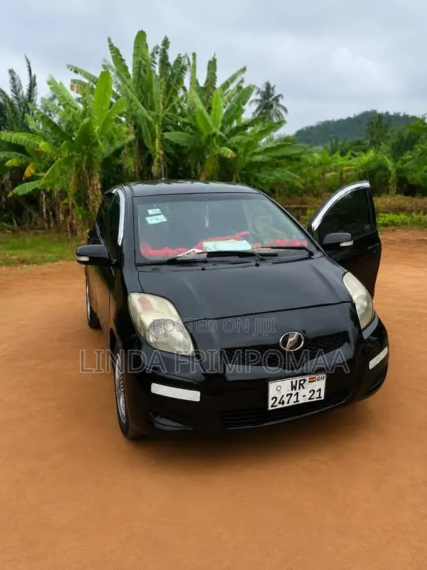 Toyota Vitz 1.3 AWD 5dr 2012 Black · Photo 1