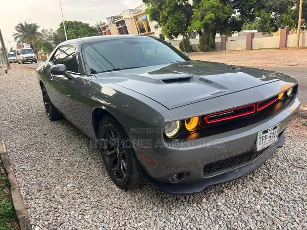 Dodge Challenger SXT AWD 2020 · Photo 1