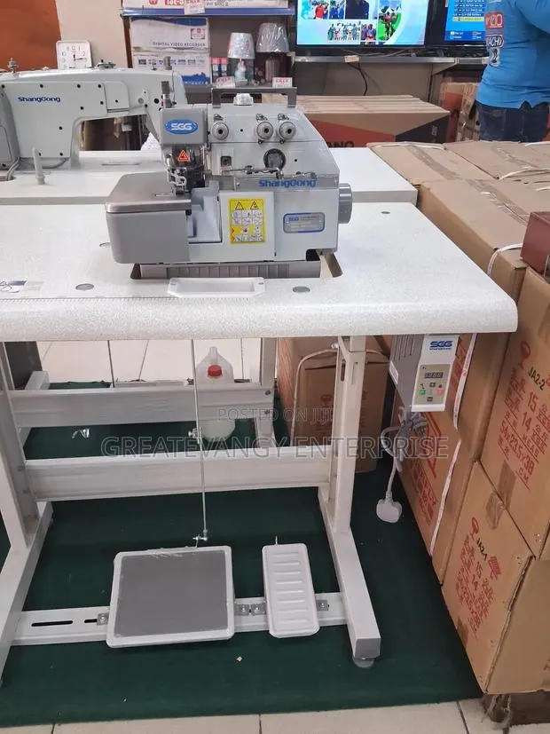 Brand Industrial Knitting/Overlock Machine · Photo 1