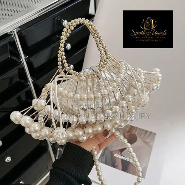 Luxurious Pearl Clutch Bag · Photo 1