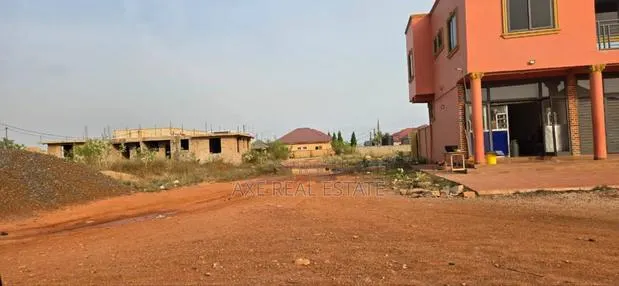 Lands / Ultra Modern Residence - Tema Community 25 · Photo 1