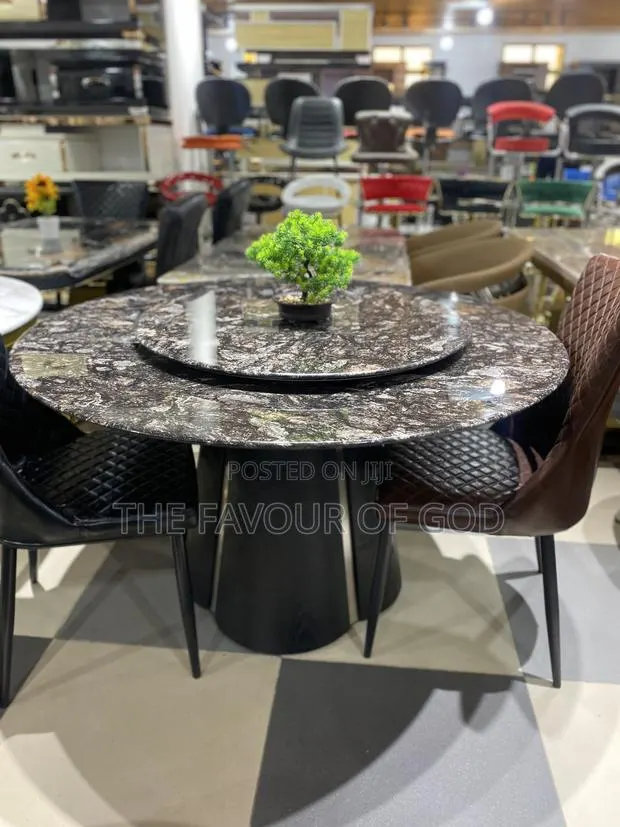 An Opulent Dining Set · Photo 1