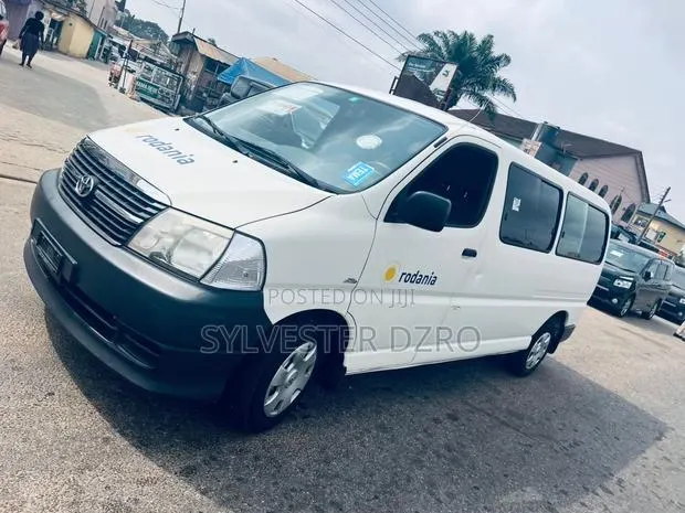 Toyota HiAce 2010 Red · Photo 1