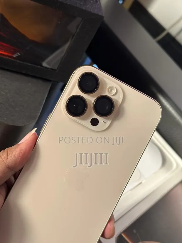 Apple iPhone 16 Pro Max 256 GB Gold · Photo 1