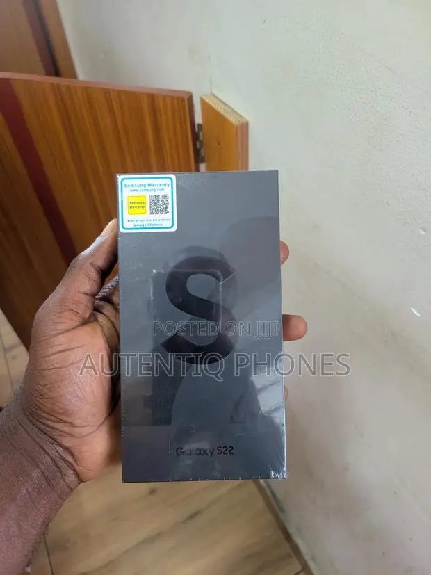 New Samsung Galaxy S22 5G 128 GB Gray · Photo 1