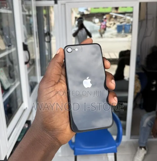 Apple iPhone SE (2020) 64 GB Black · Photo 1