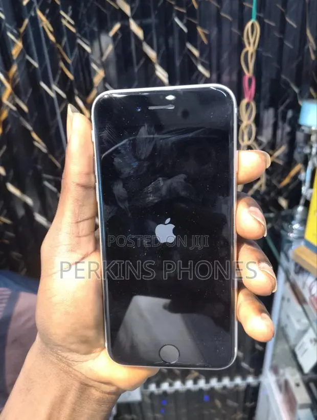 Apple iPhone SE (2022) 64 GB Silver · Photo 1