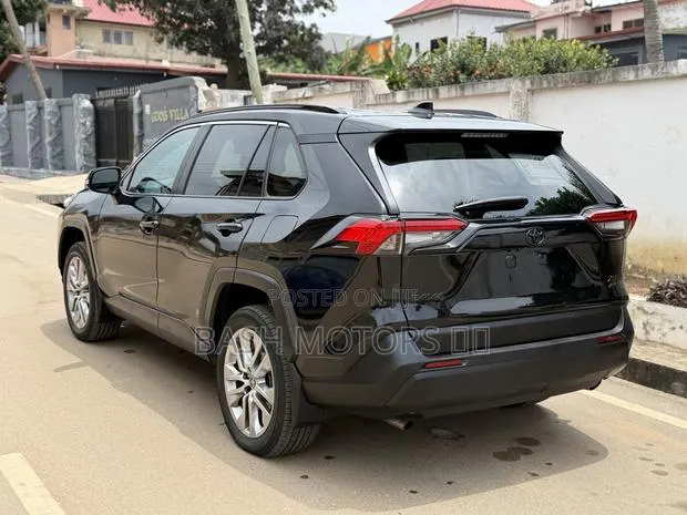 Toyota RAV4 XLE AWD 2024 Black ยท Photo 1