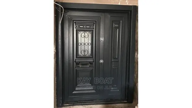 Massive Heavy Door With Accessories · Photo 1